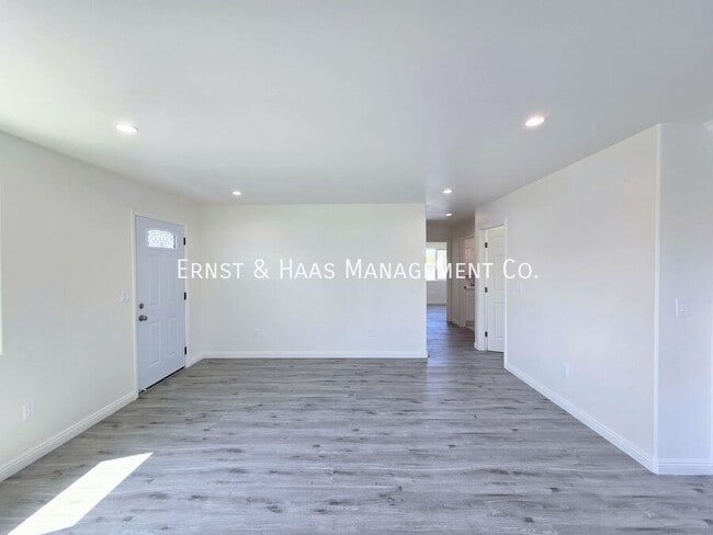 Building Photo - 1320 Lewis Ave