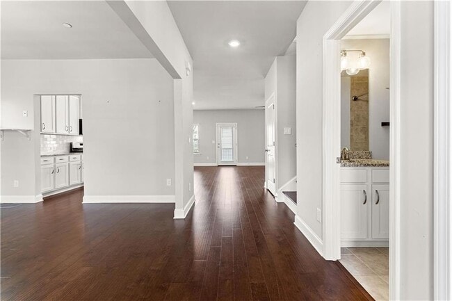 Building Photo - 156 Adams Cir