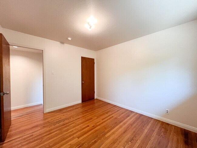 Building Photo - Tahoe Park Gem in Great Location!