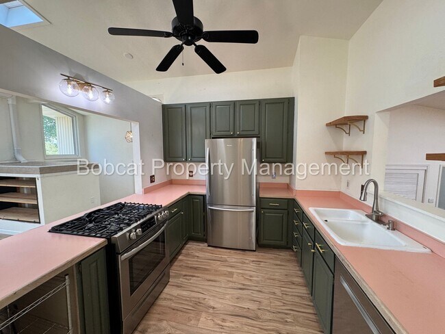 Building Photo - 3 Bed, 2 Bath Home Located in West Carson ...