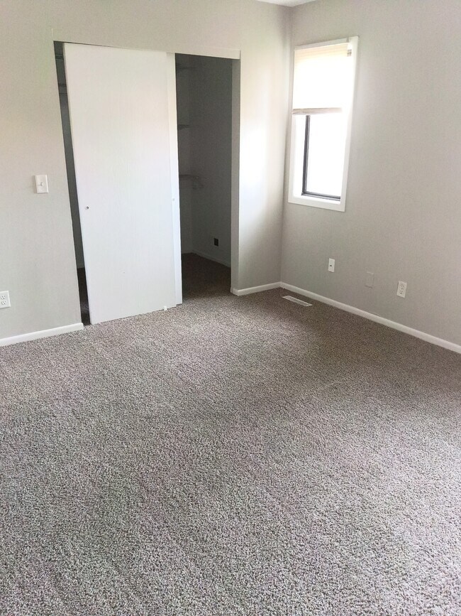 Building Photo - 170 Bridlewood Dr