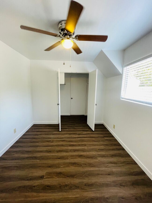 Building Photo - 2/1 rear unit in Land Park