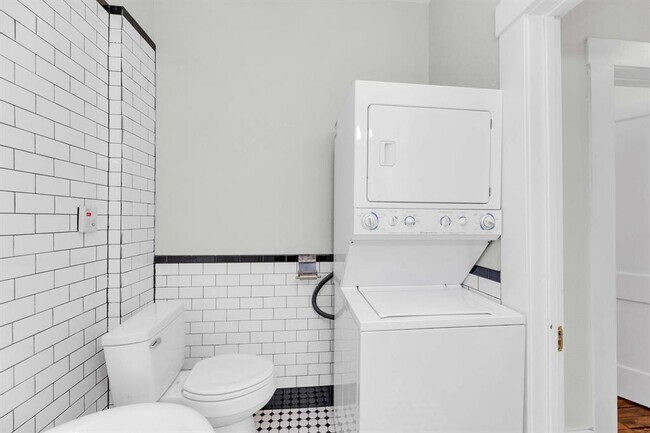 Building Photo - 615 W 33rd St