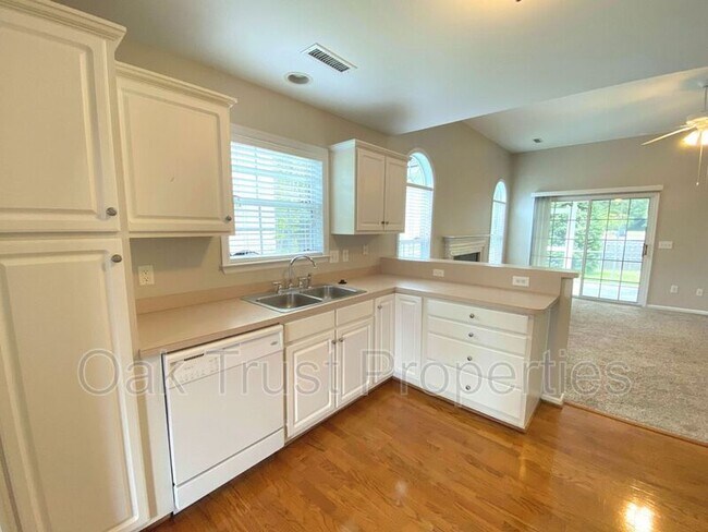 Building Photo - 110 Summer Trace Dr