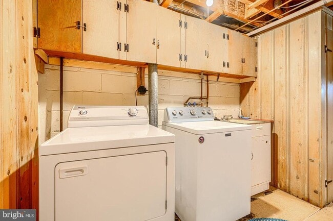 Building Photo - 372 Old Trail