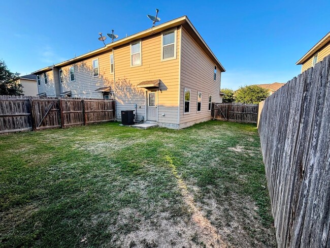 Building Photo - Great Townhome, Move-in Ready! Great Locat...