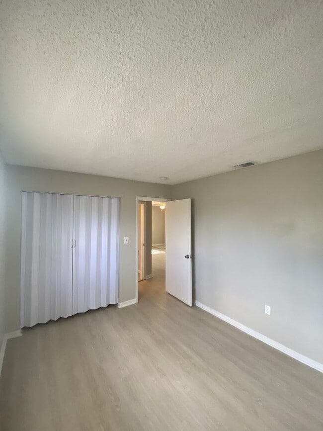 Building Photo - 2 BEDROOM, 1 BATH APARTMENT HOME - PINELLAS PARK