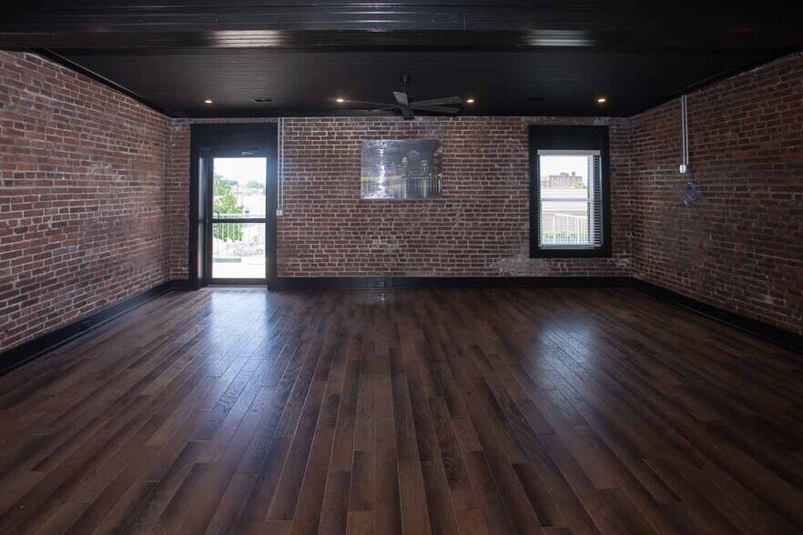 Building Photo - 1529 W Market St