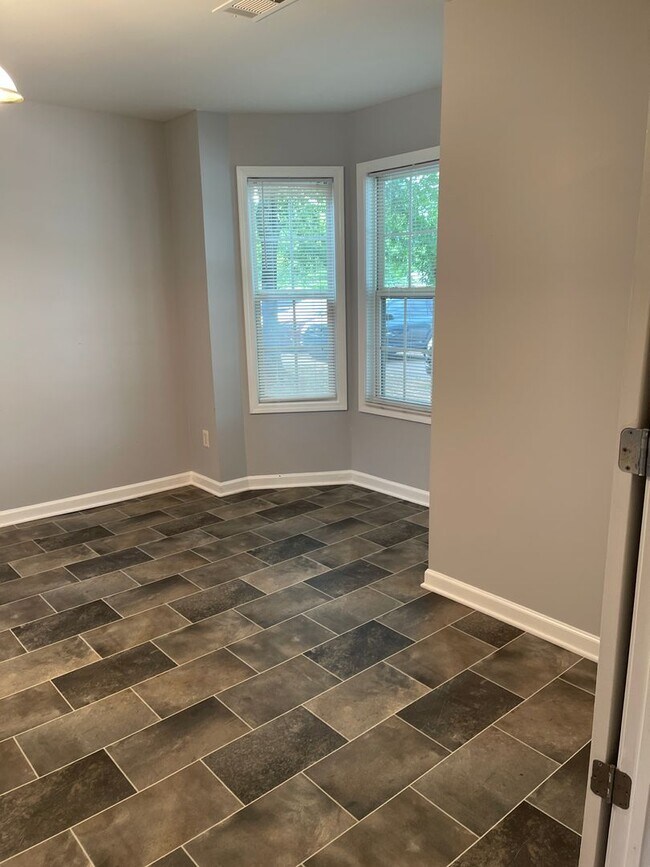 Building Photo - Spacious Townhouse