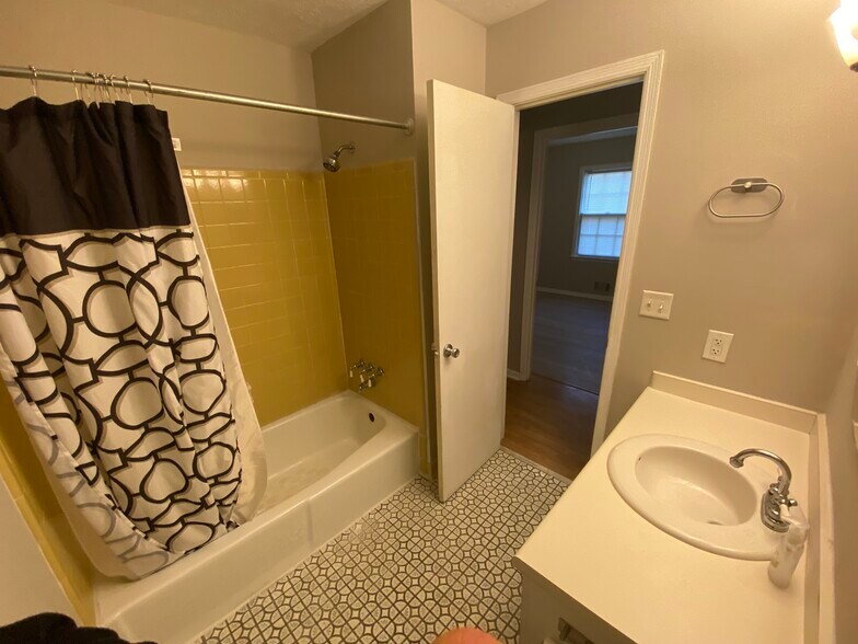 Building Photo - 1015 Eastview Rd NE