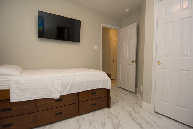 Building Photo - 16933 Scenic Knoll