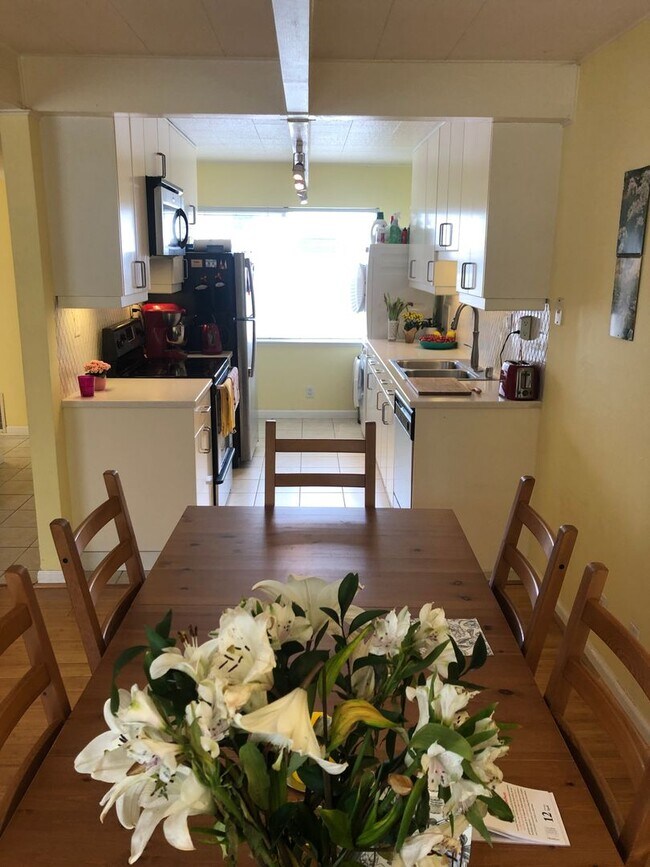 Building Photo - 3 Bed/ 2 Bathroom Town House in Santa Cruz