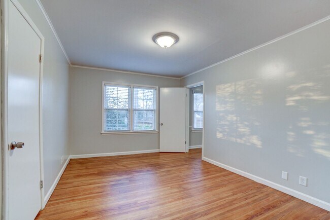 Building Photo - 3 Bed | 1 Bath  | Midtown Tulsa | Early Au...