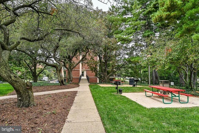 Building Photo - 1300 Army Navy Dr