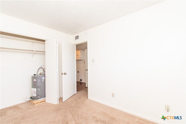 Building Photo - 507 E Beeline Ln