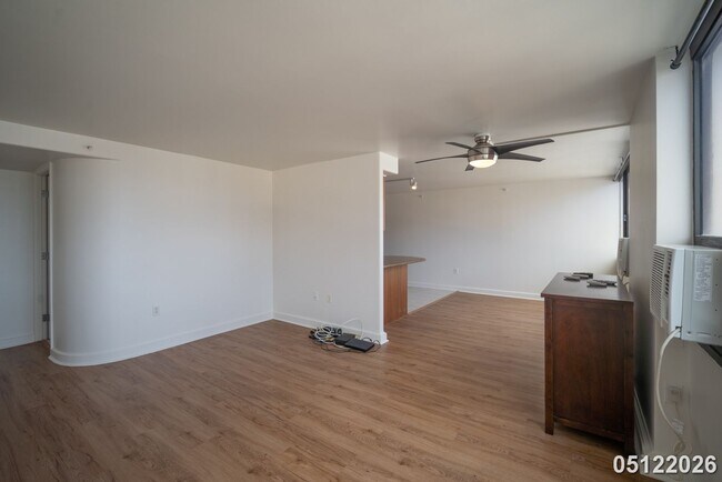 Building Photo - The Windsor, 1bd, 1.5ba, 1prking, Must See, Avail today!