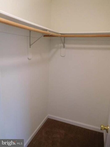 Building Photo - 5634 Crestwood Ct