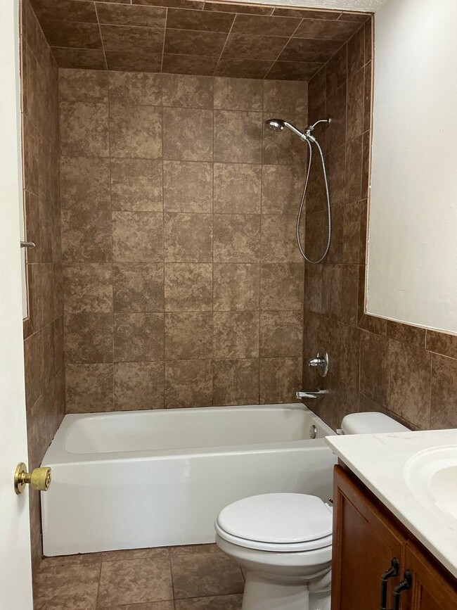 Building Photo - 203 Creekside Dr