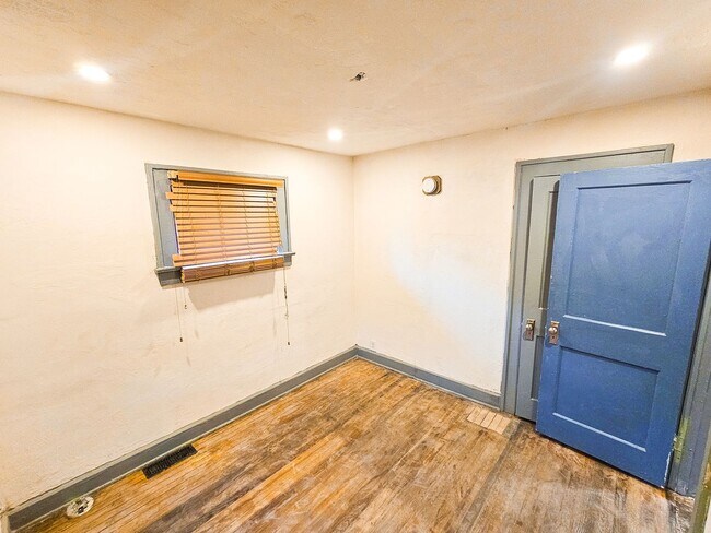 Building Photo - 2523 E 18th St