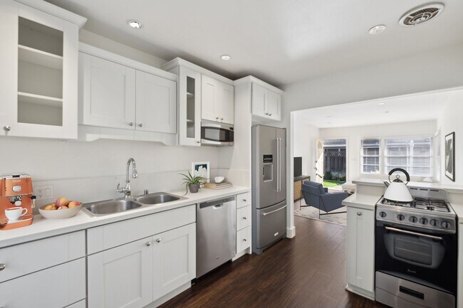 Building Photo - 2000 Clay St