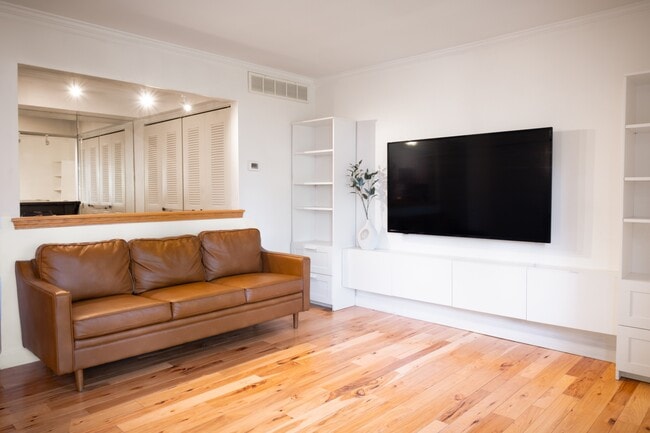 Building Photo - 531 Longshore Dr