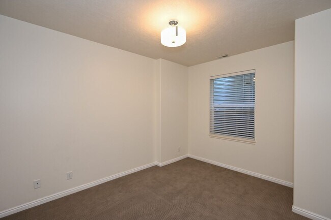 Building Photo - Stunning Row End Townhome In Excellent Loc...