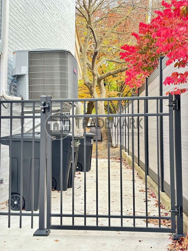 Building Photo - 758 Manor St