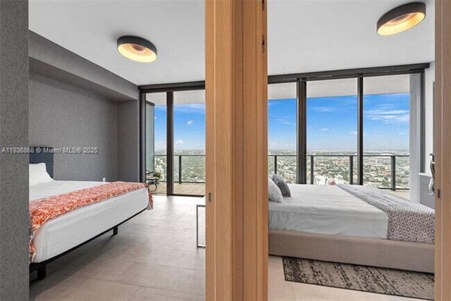 Building Photo - 1000 Brickell Plaza