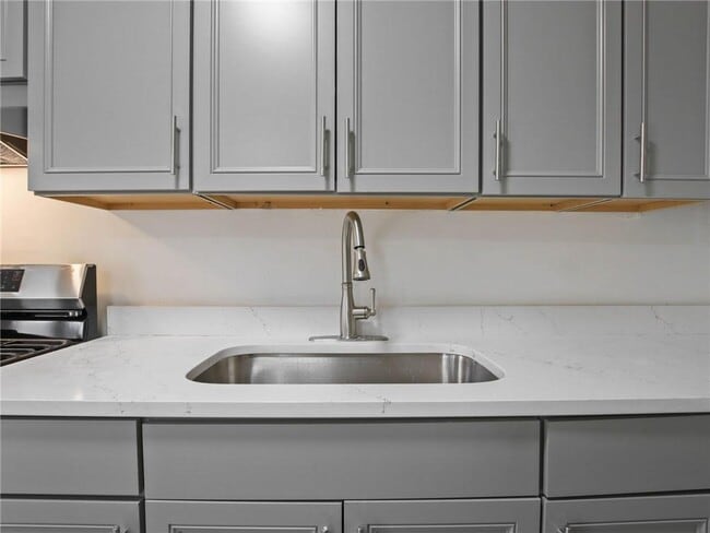 Building Photo - 526 Woodlore Dr