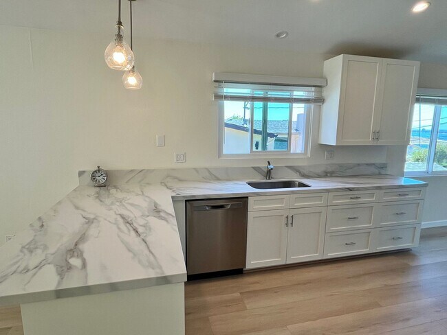 Building Photo - 4 Bedroom 2.5 Bathroom Home, Newly renovat...