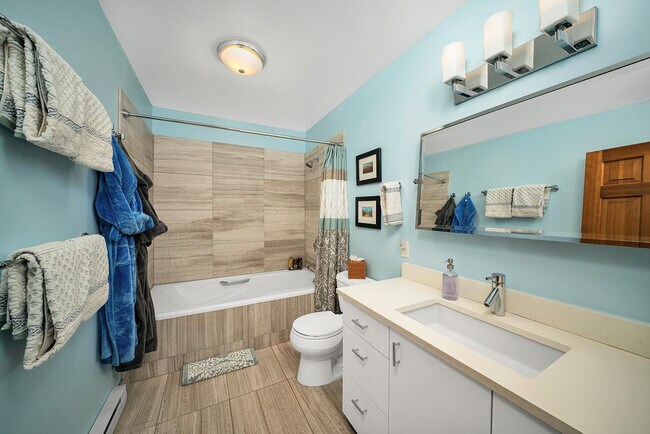 Building Photo - 450 S Pine St