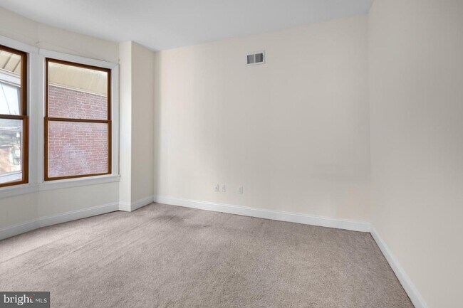 Building Photo - 4841 Cedar Ave