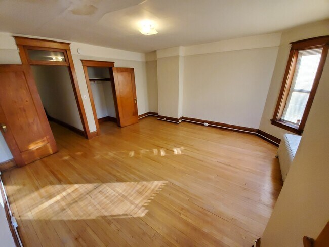 Building Photo - AVAILABLE DECEMBER! - 4 Bed 1.5 Bath Home!