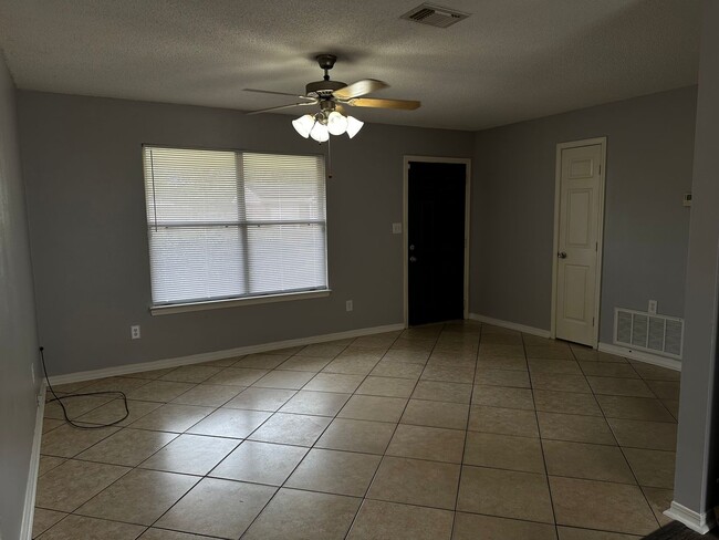 Building Photo - Country Living