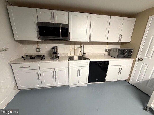 Building Photo - 7428 Mason Ln