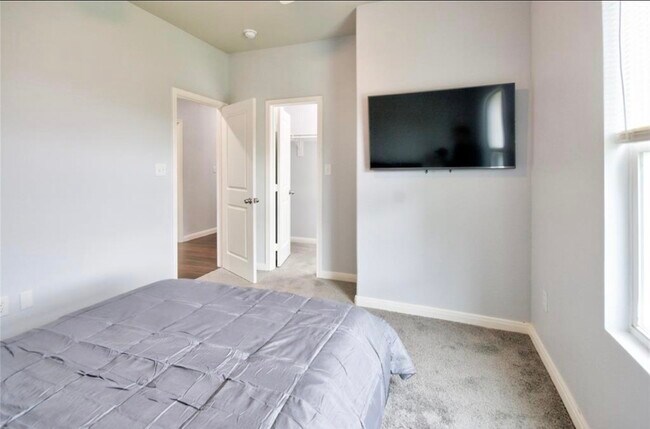 Building Photo - 3510 Oleander Ave