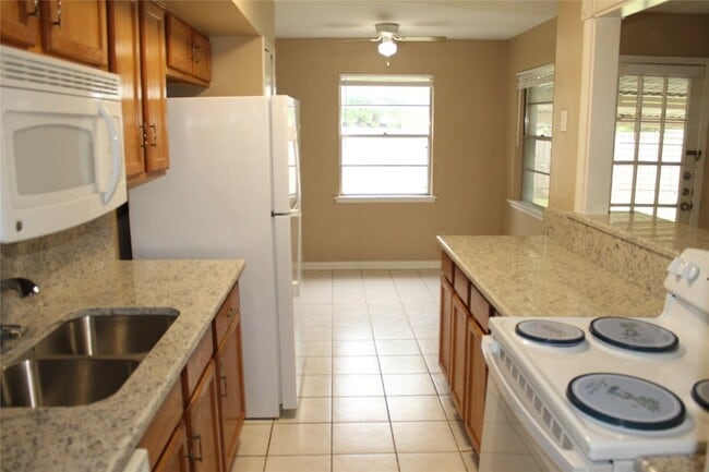 Building Photo - 2834 Hollandale Ln