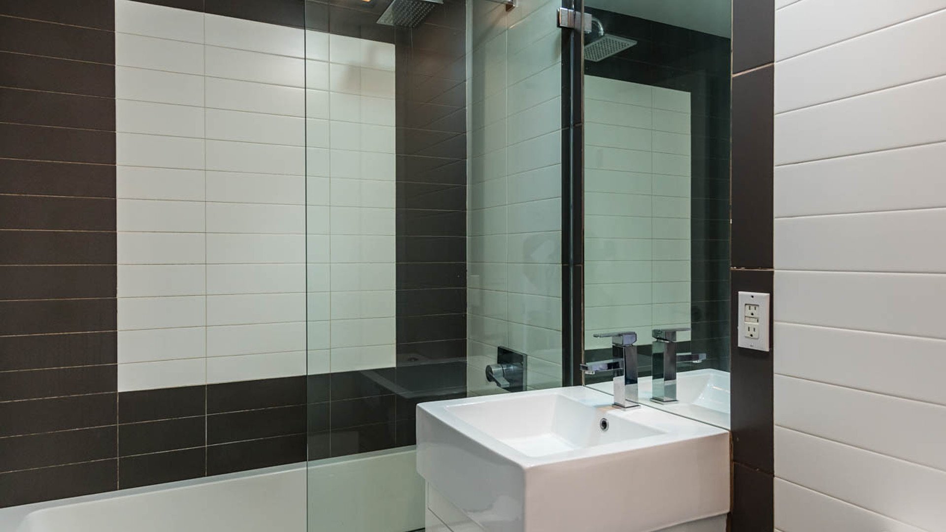 Building Photo - 16-25-25 Putnam Ave