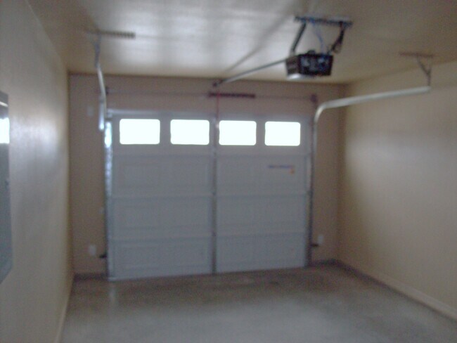 Building Photo - 3/2 duplex close to Clear Creek Gate viewable 8/05/2026