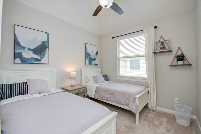 Building Photo - 2015 Royal Landing Dr