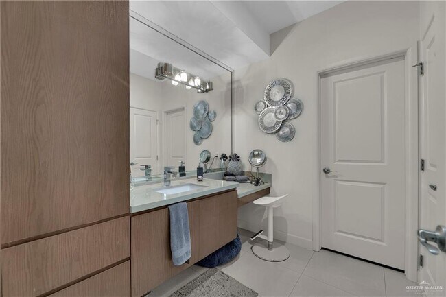 Building Photo - 28 Sycamore Ave