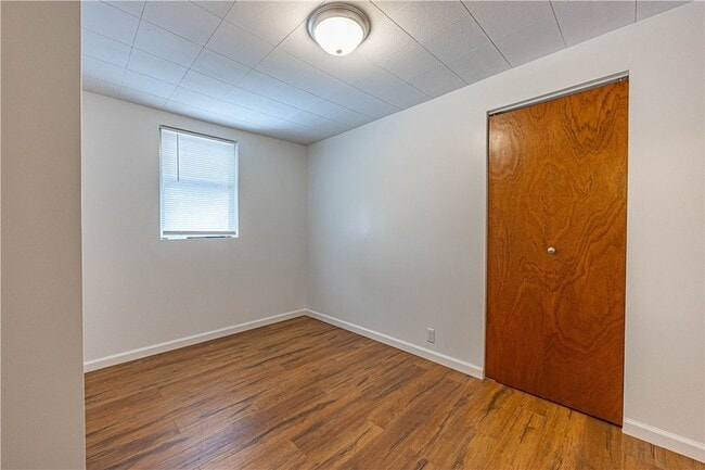 Building Photo - 302 Bridge St