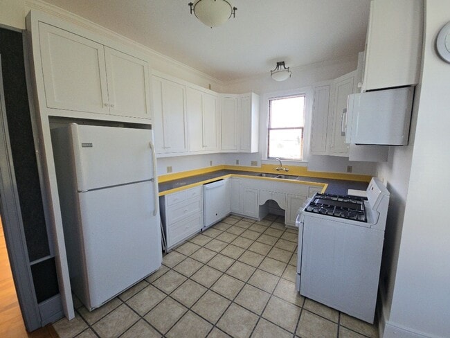 Building Photo - Distinctive Alton home offers charming living opportunity!