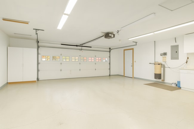 Building Photo - Spacious SW Bend Home on Nearly Half an Ac...