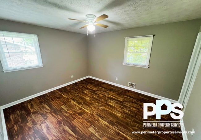 Building Photo - 6999 Knollwood Dr
