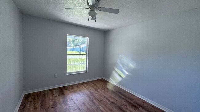 Building Photo - Cute 3/2 House with New Floors and Fresh P...