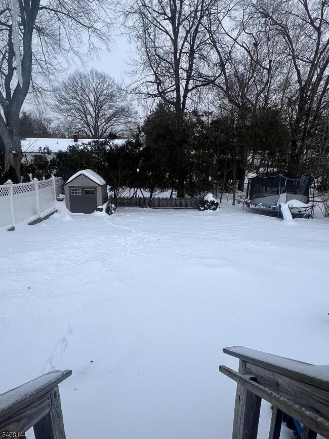 Building Photo - 145 Pine St