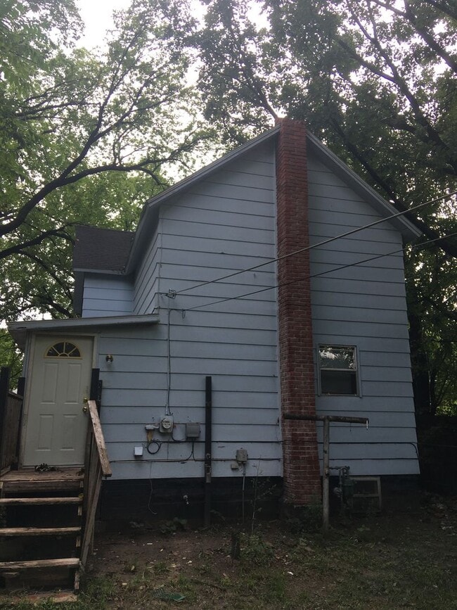 Building Photo - $795 - 2 bed 1 bath - Single Family Home