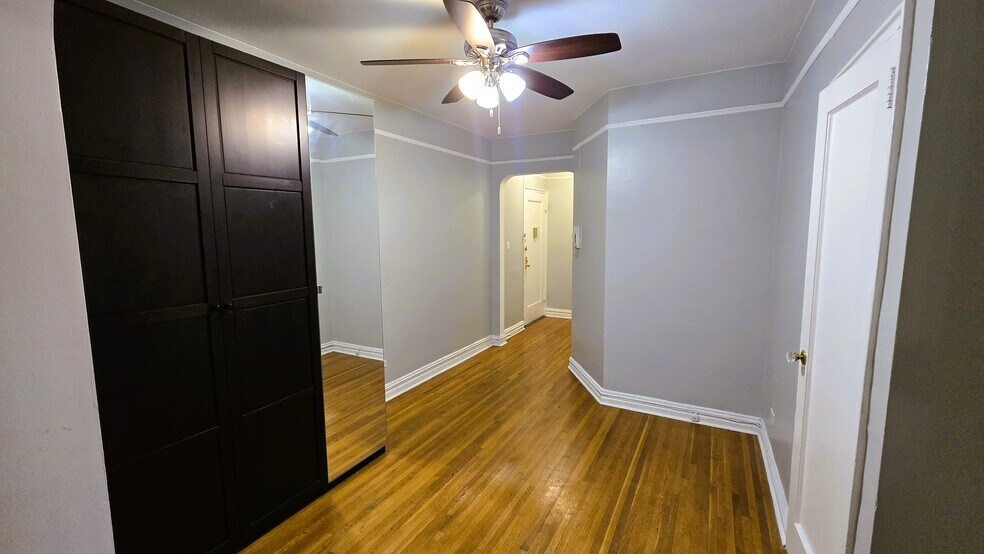 Large Foyer - 61-41 Saunders St