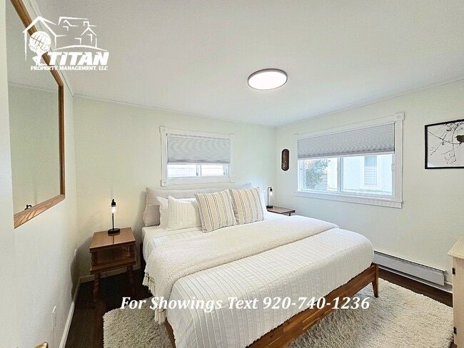 Building Photo - 2303 Lakeside Pl